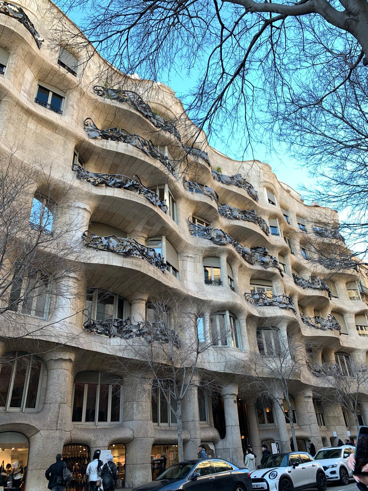 Casa Milà – Sculptură vie în inima Barcelonei